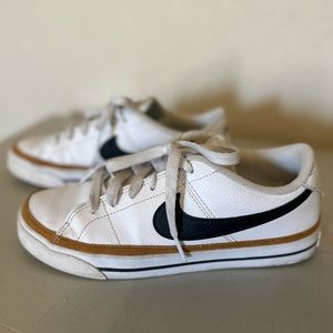 Nike Legacy Court-side legacy sneaker